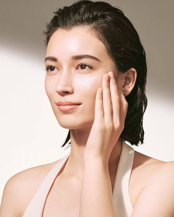 여름에는 자외선차단의 사각지대 두피와 입술까지 모든 부위를 보호하는 빈틈없는 디펜스 전략이 필요하다. @cledepeaubeaute