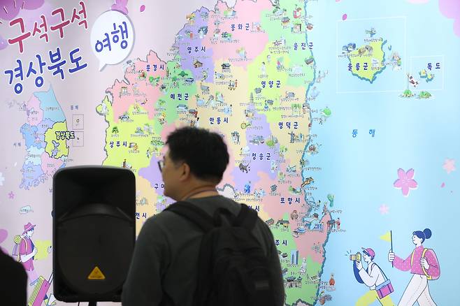 지난 3월 27일 서울 강남구 SETEC에서 열린 '2025 내나라 여행 박람회'에서 참관객들이 지역 부스를 둘러보고 있다. /연합뉴스