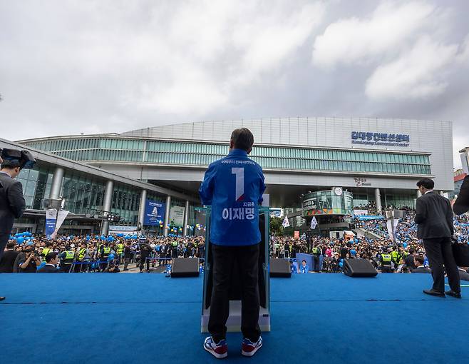 이재명 더불어민주당 대통령 후보가 지난 17일 광주광역시 서구 김대중컨벤션센터 광장에서 열린 집중 유세에서 연설하고 있다. /뉴스1