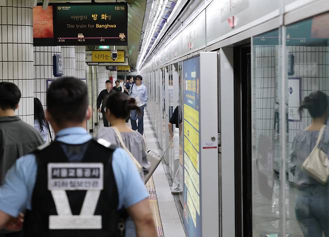 31일 오전 방화로 추정되는 화재가 발생한 서울 지하철 5호선 마포역에서 화재 복구가 완료돼 열차가 정상 운행하고 있다./뉴스1