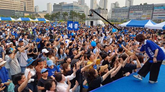 안귀령 민주당 대변인(오른쪽)이 31일 세종 나성동 유세장을 찾은 지지자들과 하이파이브를 하고 있다. 이날 유세장에는 주최측 추산 1만여명, 경찰 추산 5000여명의 인파가 몰린 것으로 집계됐다. 곽우석 기자