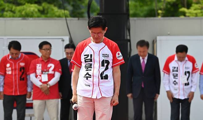 김문수 국민의힘 대선 후보가 30일 오전 경기 가평군 청평시계탑 광장에서 열린 가평군 유세에서 전날 해상초계기 추락 사고의 희생자들에 대한 묵념을 하고 있다. ⓒ데일리안 방규현 기자