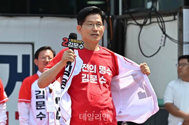 김문수 국민의힘 대선 후보가 25일 충남 보령시 대천역 광장앞에서 열린 유세에서 지지를 호소하고 있다. ⓒ데일리안 방규현 기자