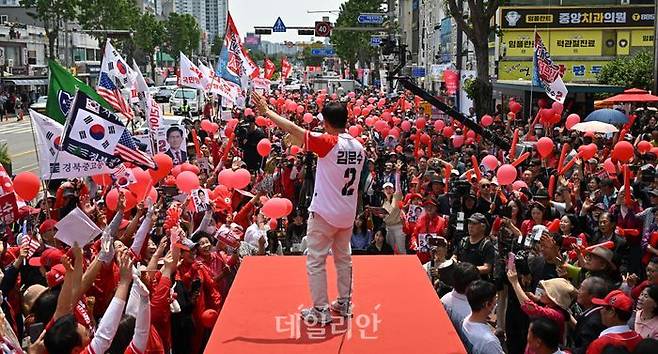김문수 국민의힘 대선 후보가 30일 오후 경기 여주시 여주시청 앞에서 열린 유세에서 지지를 호소하고 있다. ⓒ데일리안 방규현 기자