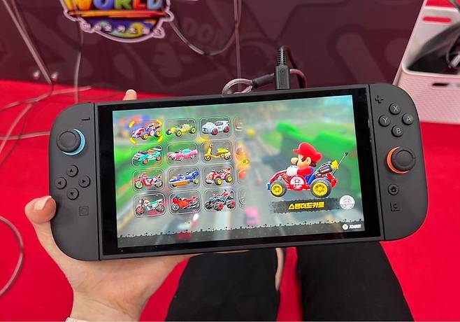 닌텐도 스위치2 휴대 모드로 본 '마리오 카트 월드' 인게임 화면. 전작보다 넓어진 스크린과 높아진 해상도가 눈에 띈다.ⓒ데일리안 이주은 기자