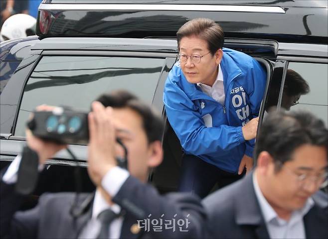 이재명 더불어민주당 대선 후보가 31일 경기도 평택시 배다리 생태공원 앞에서 열린 유세 현장에 도착하고 있다. ⓒ데일리안 홍금표 기자