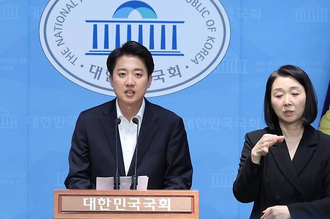 이준석 개혁신당 대통령 후보가 30일 오후 서울 여의도 국회 소통관에서 야당 의원들의 의원직 제명 시도에 대해 긴급 기자회견을 하고 있다. 뉴스1