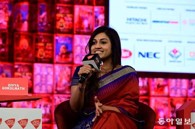 바이주스의 공동창업자는 라빈드란의 부인인 디브야 고쿨나스이다. 그는 자신과 남편이 대출금을 빼돌렸다는 의혹을 전면 부인하고 있다. 바이주스 공식 SNS