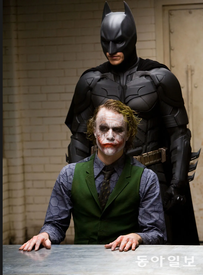 영화 ‘다크나이트’(2008)에서 배트맨과 조커.