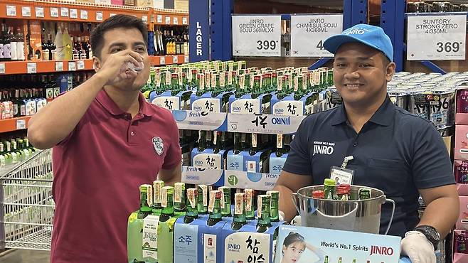 코스트코(Costco) 스타일의 필리핀 현지 회원제 창고형 할인 매장 S&R에선 진로 시음 행사가 진행되고 있다. 윤우열 기자 cloudancer@donga.com