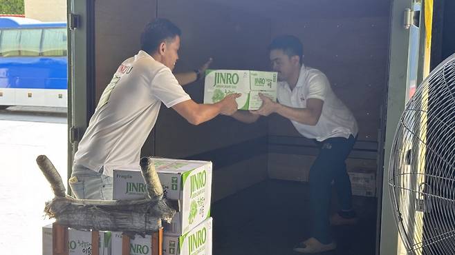 현지 주류 유통 전문 업체 K&L의 창고에서 현지 한인 커뮤니티에 유통하기 위해 진로 제품을 적재하고 있다. 윤우열 기자 cloudancer@donga.com