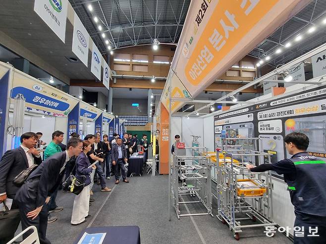 29일 ‘제2회 실리(SILI) 경진대회’에서 일본 자동차 업계 관계자들이 아진산업 조립반의 무동력 스마트 이송 시스템 시연을 지켜보는 모습.  아진산업 조립반은 관성력과 중력 등을 이용해 작업용 선반을 손쉽게 옮기거나 싣고 내릴 수 있는 시스템으로  이번 대회에서 대상을 받았다. 경산=김도형 기자 dodo@donga.com