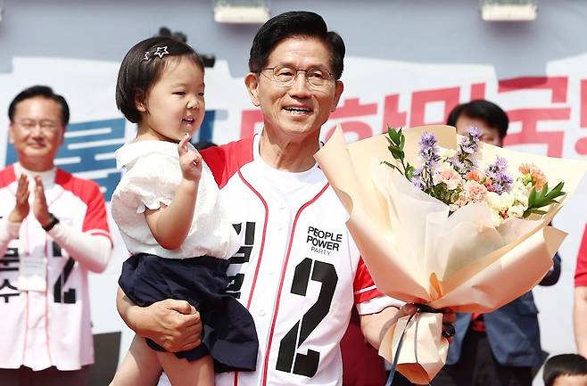 김문수 국민의힘 대통령 후보가 31일 오전 강원 홍천군 꽃뫼공원에서 유세 중 어린이들과 사진을 찍고 있다. 2025.5.31. 뉴스1