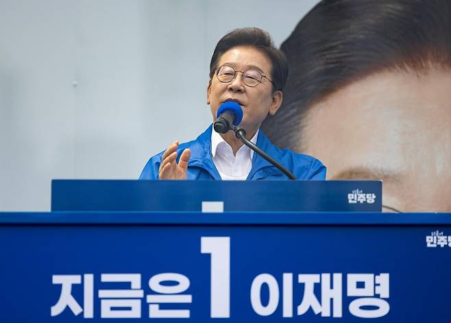 이재명 더불어민주당 대통령 후보가 31일 오후 경기도 평택시 배다리생태공원에서 시민들에게 지지를 호소하고 있다. 뉴스1
