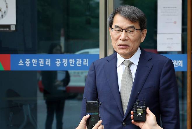 노태악 중앙선거관리위원장이 31일 오후 서울 동대문구 성동구선거관리위원회 점검에 앞서 기자들을 만나 사전투표 과정에서 일어난 관리 부실과 관련해 사과하고 있다. 뉴스1