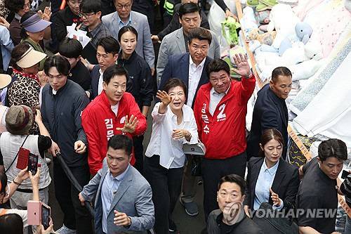 대선 본 투표일 사흘을 남겨 놓고 박근혜 전 대통령이 31일 오후 대구 중구 서문시장을 방문해 시민들에게 손을 흔들며 인사하고 있다. 정치권은 박 전 대통령이 김문수 국민의힘 후보를 지지해달라는 메시지를 우회적으로 띄운 것으로 해석하고 있다. 연합뉴스