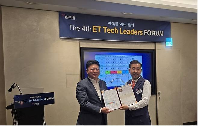소재학 교수(오른쪽)가 K-미래학 분석표를 증정하고 있다.