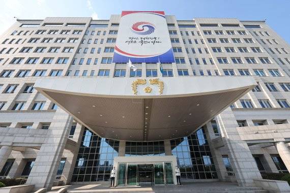 차기 대통령은 6·3대선 다음날인 오는 4일부터 서울 용산 대통령실 청사에서 일단 업무를 시작할 것으로 보인다. 뉴시스