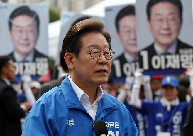 31일 오후 충북 청주시 오창프라자1 앞 광장에서 열린 이재명 더불어민주당 대선후보 집중유세를 마치고 백브리핑하고 있다. 사진=뉴시스