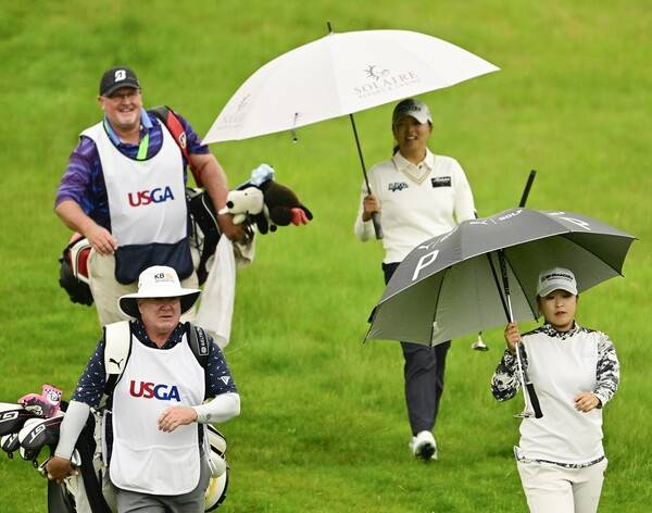 2025년 미국여자프로골프(LPGA) 투어 메이저 대회인 US여자오픈에 출전한 고진영 프로, 일본의 사이고 마오가 2라운드에서 동반 경기하는 모습이다. 사진제공=USGA/Logan Whitton