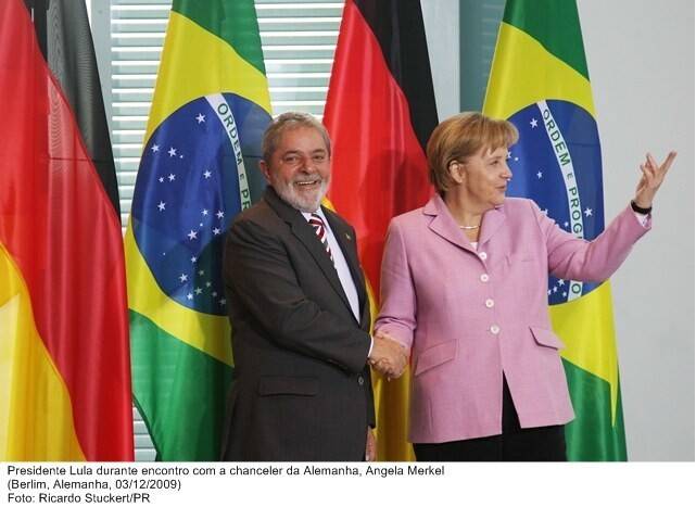 2009년 12월 독일을 방문한 루이스 이나시우 룰라 다시우바 브라질 대통령(왼쪽)이 앙겔라 메르켈 총리와 악수하며 포즈를 취하고 있다. 브라질 대통령기록관 누리집 갈무리