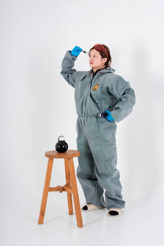 경찰에서 작가로 ‘전직’한 원도 작가. 의원면직을 앞두고 함께 일하던 과학수사팀 동료들이 셀프 스튜디오에서 작가의 첫 프로필 사진을 찍고 편집해 주었다. 본인 제공