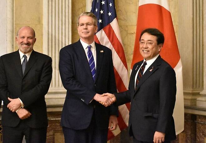 아카자와 료세이 일본 경제재생상(오른쪽)이 스콧 베선트 미국 재무장관(가운데), 하워드 러트닉 미 상무장관과 지난 1일(현지시각) 관세 협상을 위해 미국 워싱턴디시(D.C.)에서 만나고 있다. AFP 연합뉴스