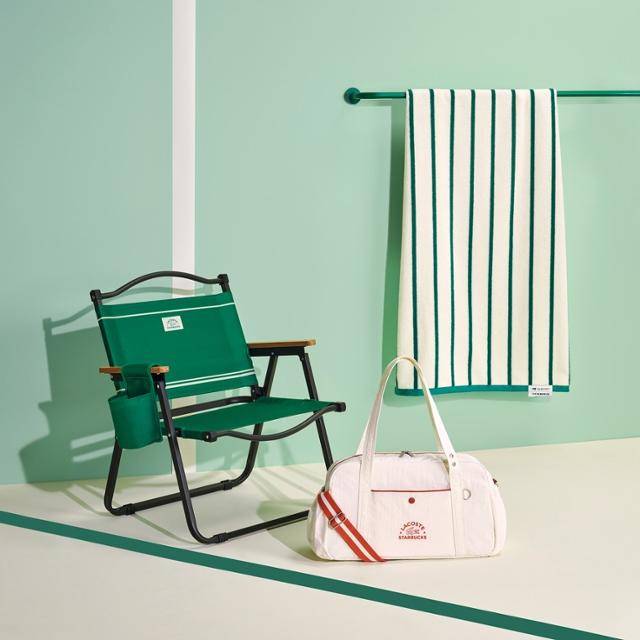 스타벅스가 라코스테와 손잡고 여름 e-프리퀀시 행사 증정품으로 마련한 의자, 가방, 수건 모습. 스타벅스코리아 제공
