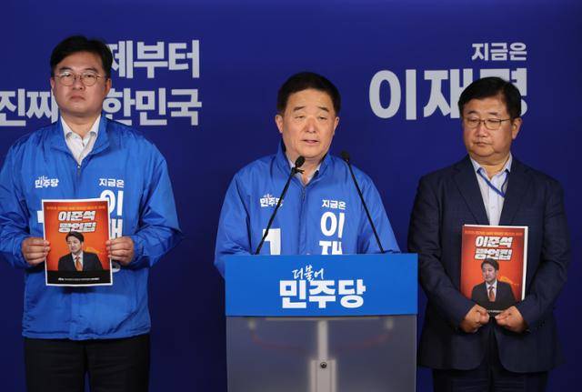 더불어민주당 진짜 대한민국 중앙선대위 신속대응단 강득구(가운데) 단장과 정준호(왼쪽), 박관천 부단장이 29일 서울 여의도 당사에서 '혐오와 편견의 늪에 뛰어든 퍼스트 펭귄-이준석 망언집' 공개 기자회견을 하고 있다. 뉴시스