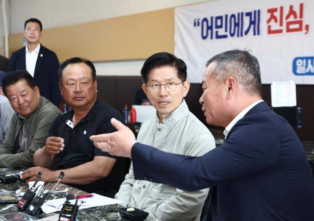 김문수 국민의힘 대선 후보가 31일 강원 강릉시수협에서 열린 어촌 살리는 현장 간담회에서 강릉어업인들의 고충을 경청하고 있다. 뉴스1