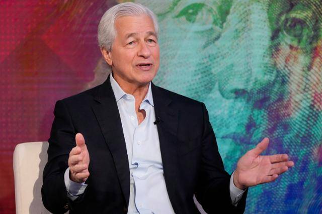 제이미 다이먼 JP모건 최고경영자(CEO)가 지난달 9일 미 뉴욕에서 폭스 비즈니스 네트워크와 인터뷰하고 있다. 그는 11일 JP 모건의 1분기 순이익이 146억 달러(20조8,926억원)로 9% 증가해 월가의 목표를 앞질렀음에도 불구, 도널드 트럼프 대통령의 지속적인 무역전쟁과 기타 지정학적 긴장으로 인한 세계 경제 불확실성에 대해 경고했다. 뉴욕=AP 뉴시스