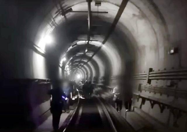 31일 오전 서울 지하철 5호선 마포역~여의나루역 구간에서 방화로 추정되는 화재가 발생해 승객들이 선로를 통해 대피하고 있다. 뉴스1