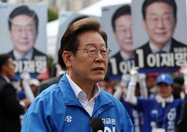 31일 오후 충북 청주시 오창프라자1 앞 광장에서 열린 이재명 더불어민주당 대선후보 집중유세를 마치고 백브리핑하고 있다.청주-=뉴시스