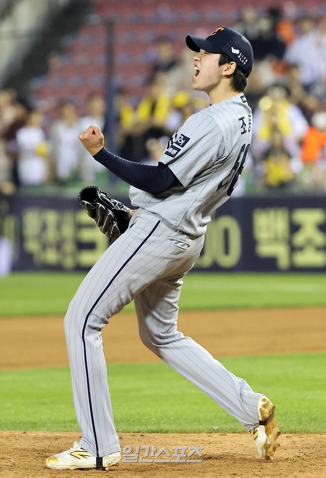 2025 KB0리그 프로야구 LG트윈스와 한화이글스의 경기가 28일 오후 서울 잠실야구장에서 열렸다. 연장 11회말 2사 만루 함창건을 삼진으로 잡아내며 경기를 끝낸 조동욱이 포효하고 있다. 잠실=김민규 기자 mgkim1@edaily.co.kr /2025.05.28/
