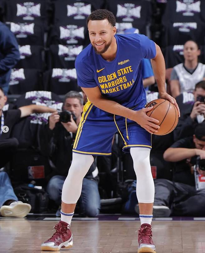 스테판 커리의 아버지 델 커리는 NBA 선수였던 관계로, 스테판과 그의 동생 세스는 여유 있고 안정적인 중산층 환경에서 자랐다. 다시 말해 스테판 커리는 서민 가정의 아이들이 누리지 못하는 자원과 기회를 가질 수 있었다. 스테판 커리 인스타그램