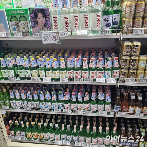 필리핀 마닐라 퓨어골드 매장에 진열된 하이트진로 소주 제품들. [사진=전다윗 기자]