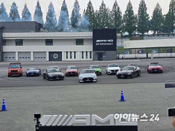 지난 29일 경기도 용인 AMG 스피드웨이에서 퍼포먼스를 선보인 AMG 라인업. [사진=김종성 기자]