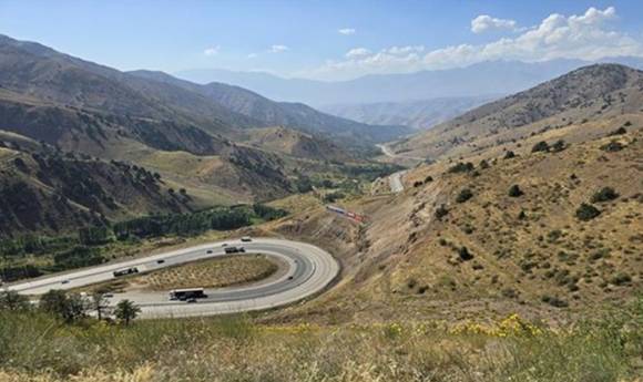 타슈켄트로 향하는 안디잔 지역 계곡. [사진=윤영선]