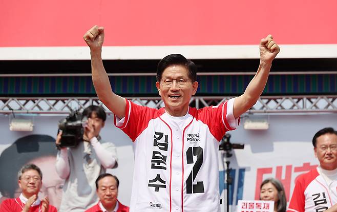 국민의힘 김문수 대선 후보가 31일 강원 홍천군 꽃뫼공원에서 열린 홍천군·횡성군·영월군·평창군 합동유세에서 지지를 호소하고 있다. 2025.5.31 [사진=연합뉴스]