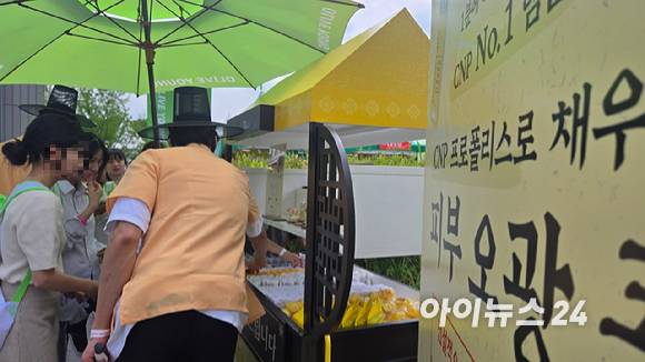 2025 올리브영 페스타에 마련된 한 부스에서 소비자가 이벤트를 참여하고 상품을 받고 있다. [사진=진광찬 기자]