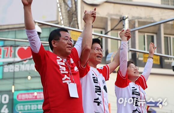 제21대 대통령 선거를 사흘 앞둔 31일, 국민의힘 김문수 대통령 후보가 경북 포항을 찾아 대규모 집중 유세를 펼치고 있다. [사진=이상휘 국회의원 사무실]