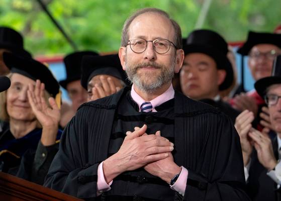 앨런 가버 미국 하버드대 총장이 29일(현지시간) 매사추세츠주 케임브리지 하버드 야드에서 열린 제374회 졸업식에서 연설하는 도중 졸업생들의 기립박수에 두손을 가슴에 모으며 감사의 제스처를 취하고 있다. AFP=연합뉴스