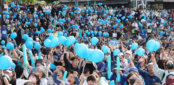 더불어민주당 지지자들이 30일 원주시 행복마당에서 이재명 대선후보의 연설에 환호하고 있다. 이 후보는 충청권에서도 유세를 펼쳤다. 김성룡 기자