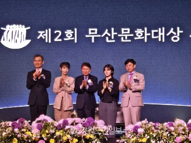 ▲ 제2회 무산문화대상 시상식이 30일 서울 하얏트 호텔에서 열린 가운데 수상자들이 기념촬영을 하고 있다.