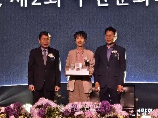 ▲ 권여선 소설가가 30일 무산문화대상 문학부문 상을 수상했다.