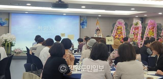 ▲ 2025년 강릉여고 재경동문회 정기총회 및 회장 이·취임식이 지난 30일 서울 마포구 강원특별자치도민회관에서 열렸다. 심현숙 신임 회장이 취임사를 하고 있다.