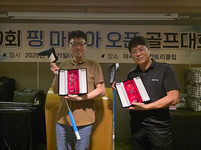 21일 열린 핑마니아 오픈에서 신페리오 우승을 차지한 '드삼'(왼쪽)과 '핑으로만'이 기념촬영을 하고 있다. 핑골프 제공
