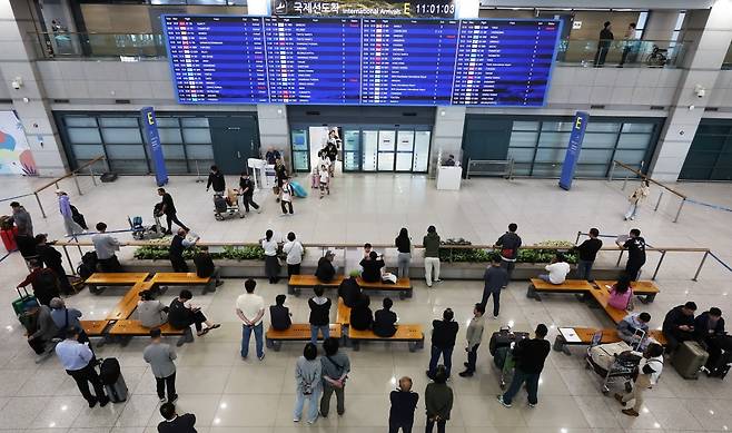 지난 6일 오전 인천국제공항 제1터미널 입국장이 여행을 마치고 일상으로 돌아가려는 이용객들로 붐비고 있다. 사진=뉴스1