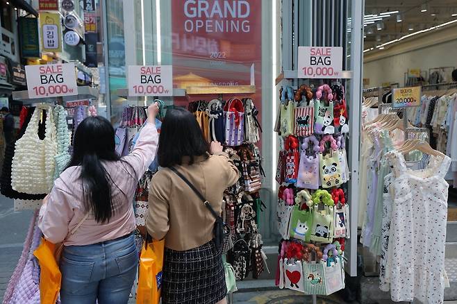 서울 중구 명동을 찾은 내외국인들이 쇼핑과 식당 등을 이용하고 있다. 사진=뉴스1