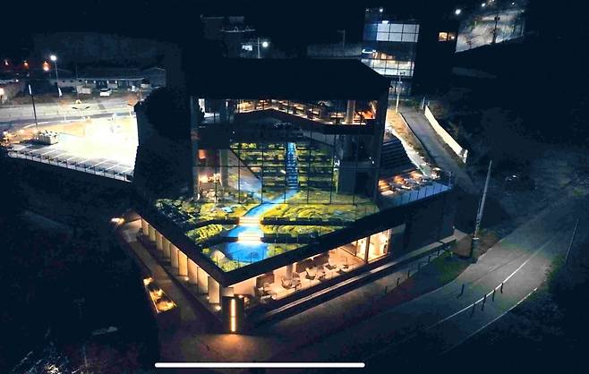 스타벅스 더춘천의암호R점의 저녁 시간대 외부 전경.